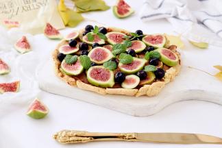 烤箱提前预热， 将派送入180度的烤箱中，烤35-40分钟，派皮上色后即可完成，趁热食用也可，放至微凉派皮即一碰就破，非常的酥脆，这个您根据自已的喜好来定。