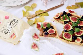 美美的享用吧！出炉后再装饰几个新鲜的无花果，蓝莓，味道更赞。果肉经过烤制，轻咬流汁，外酥内软，入口有奇妙之感。随意卷起的边，在烤制时有点变形，有种随性的粗旷美，您喜欢吗？