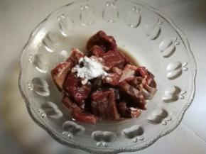 切成片，放入一克盐，一克黑胡椒粉，十毫升料酒，半勺玉米淀粉