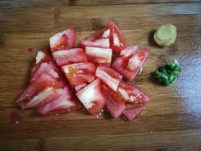 番茄开水烫一下去皮切成块，姜切片，葱打结