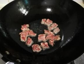 热锅热油放入牛肉划至半熟盛出来
