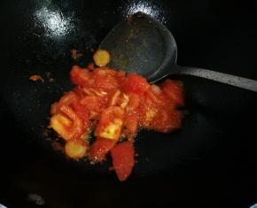 锅中余油放入番茄炒至出沙，放入一碗水烧开