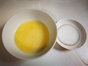 一个鸡蛋打散，半勺玉米淀粉放入两勺清水搅匀