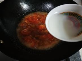 锅中放入一勺生抽，半小勺糖，将玉米淀粉水一边淋一边搅匀