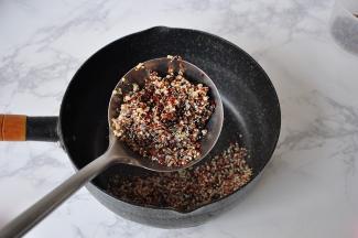 先将藜麦放在锅中加入适量的水，大火煮开后转中小火再煮约十分钟关火，闷一会，就会到藜麦长出小小的胚芽，这时就可以沥净水份备用了。我用的是三色藜麦，它高蛋白，低热量，零胆固醇，加入贝果面包中既可以增加口感，还能让早餐更营养健。