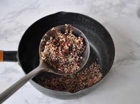 先将藜麦放在锅中加入适量的水，大火煮开后转中小火再煮约十分钟关火，闷一会，就会到藜麦长出小小的胚芽，这时就可以沥净水份备用了。我用的是三色藜麦，它高蛋白，低热量，零胆固醇，加入贝果面包中既可以增加口感，还能让早餐更营养健。