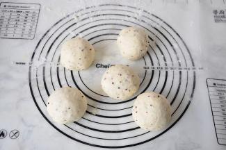 将面团可松弛15分钟左右，我松驰了半个小时，这时的面团呈半发酵的状态了，取出将它分成五份，滚圆，再松弛15分钟。