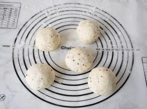 将面团可松弛15分钟左右，我松驰了半个小时，这时的面团呈半发酵的状态了，取出将它分成五份，滚圆，再松弛15分钟。