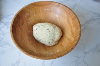 您可以将这些食材放进厨师机或者面包机搅拌，也可以用手工揉面，直到揉出稍感结实的薄膜。因为贝果所含的水量少，面团比一般的面包面团硬，所以一般不必揉出指纹膜。