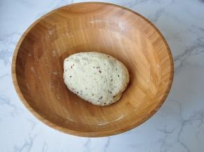 您可以将这些食材放进厨师机或者面包机搅拌，也可以用手工揉面，直到揉出稍感结实的薄膜。因为贝果所含的水量少，面团比一般的面包面团硬，所以一般不必揉出指纹膜。