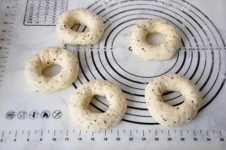 做好的贝果就是这样的，注意将中间的洞口保持圆润，可以将面团向下扯一扯，压在下面。放在油纸上发酵30分钟。传统的贝果需要先擀成长条状再整形成圆形，我做的这个是简易版的，适合新手。