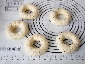 做好的贝果就是这样的，注意将中间的洞口保持圆润，可以将面团向下扯一扯，压在下面。放在油纸上发酵30分钟。传统的贝果需要先擀成长条状再整形成圆形，我做的这个是简易版的，适合新手。