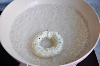 锅中加入1000毫升的水，50克的糖烧开，注意煮的时候要就要提前开始预热烤箱了。 将贝果每一面煮40秒。