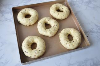 捞出后放入烤盘，然后放入烤箱中层，200度20分钟。观察一下，如果上色重就盖上锡纸。