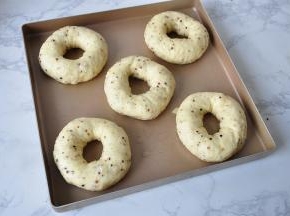 捞出后放入烤盘，然后放入烤箱中层，200度20分钟。观察一下，如果上色重就盖上锡纸。