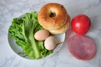 现在我们就开始制作美味的早餐了。我准备了鸡蛋、西红柿，火腿片、生菜。