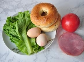 现在我们就开始制作美味的早餐了。我准备了鸡蛋、西红柿，火腿片、生菜。