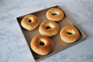 烤好的贝果，放至手温装保鲜袋，不要放冰箱保鲜室保存，但可以冷冻，食用时无需解冻，微波一分钟即可，或者解冻后放烤箱再烤一下，或者放平底锅中煎一煎。