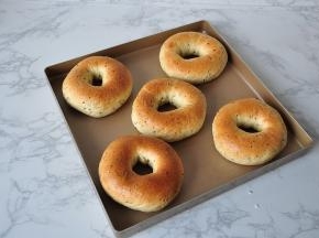 烤好的贝果，放至手温装保鲜袋，不要放冰箱保鲜室保存，但可以冷冻，食用时无需解冻，微波一分钟即可，或者解冻后放烤箱再烤一下，或者放平底锅中煎一煎。