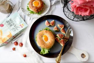 煎至蛋黄凝固，就可以取出夹上喜欢的蔬菜和火腿食用了。您还可以不用煎锅，用烤箱烤一下，也同样美味，我喜欢把蛋煎的微微有点溏心。