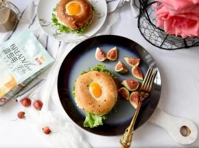 煎至蛋黄凝固，就可以取出夹上喜欢的蔬菜和火腿食用了。您还可以不用煎锅，用烤箱烤一下，也同样美味，我喜欢把蛋煎的微微有点溏心。