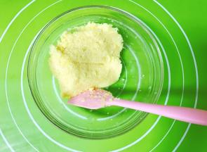 用刮刀将其充分混合均匀。