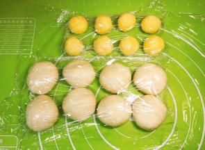 按压折叠排气后同样等分成8等份，盖上保鲜膜松弛20分钟。