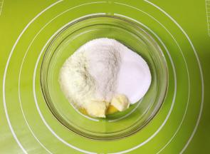 面团发酵期间来做椰蓉馅。首先把配料表上所有椰蓉馅用的材料放入一个容器中。