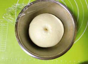 面团发酵至1.5-2倍大拿出。（时间约1.5小时左右供参考）