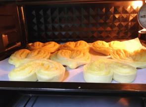 放入预热好的烤箱中，上下火175度烘烤20分钟左右。