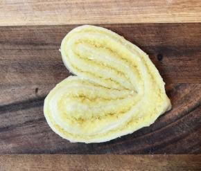 另一边同样操作后，稍微将其整理成心形。