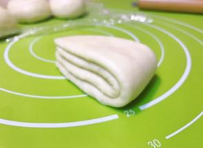 再如图所示上下对折。