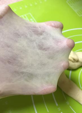 继续揉面约15-20分钟，面团能够拉出大片透明的薄膜。（破开洞缘光滑无锯齿）