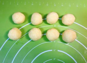 平均分成8等分，并搓成圆形备用。