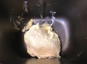 加入提前室温软化好的黄油，继续启动揉面程序。