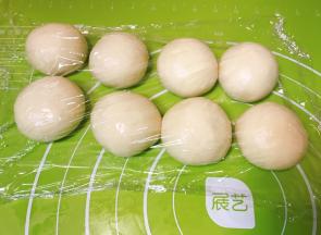 依次包好所有的馅料，用保鲜膜盖住防止风干。