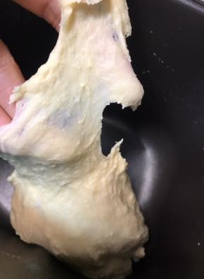 启动揉面程序，约揉15-20分钟，面粉成团且能够拉出粗膜。