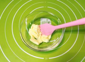 主面团和椰蓉馅用黄油均提前室温软化备用。（分开称重，本图片只拍了一个）