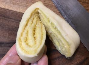 用手捏起一边上下反向轻轻一拧。