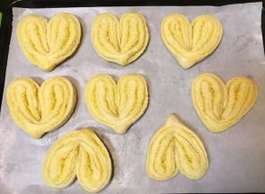 全部做好后放入垫有烘焙纸的烤盘中放温暖处发酵（约30分钟左右，参考温度30度）。