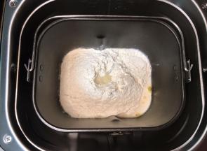 主面团所有材料（除去黄油）按照先液体后粉类的顺序放入面包机的揉面桶中。