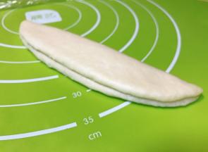 如图所示，把左右两边对折。