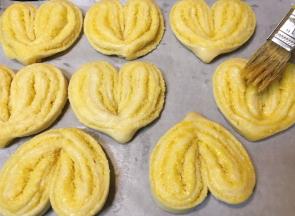 发酵好的面团上刷上一层薄薄的蛋液。（同时烤箱175度上下火预热）