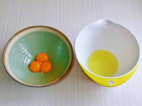 蛋黄与蛋白分离，分别在无油无水的容器中。