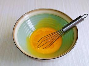 先做蛋黄糊，首先加入玉米油，手动打蛋器打至油与蛋液完全融合再一起，(色拉油也可以，但是一定要无味的)不建议使用黄油或橄榄油。