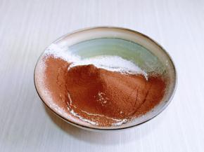 筛入低筋面粉，可可粉，用硅胶铲翻拌均匀，看不到干粉为止。