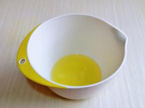 打发蛋白，滴入白醋。