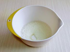 电动打蛋器将蛋白中速打发至呈现鱼眼泡，加入三分之一糖，继续中速打发，蛋清泡消失，