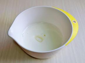 细腻时再加入三分之一的糖，继续打发，电动打蛋器高速打发，打至湿性发泡。