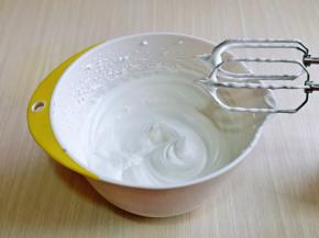 加入最后的三分之一糖，，打发至蛋白出现细腻的纹路，将电动打蛋器调低速打一会儿，感觉有阻力时，停止打发，以免消泡，提起打蛋器有微微的弯勾即可。